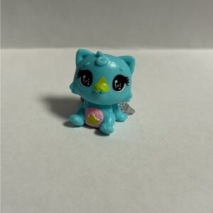 Spin Master Hatchimals Colleggtibles season 8 Cosmic Candy sweet kittycan blue